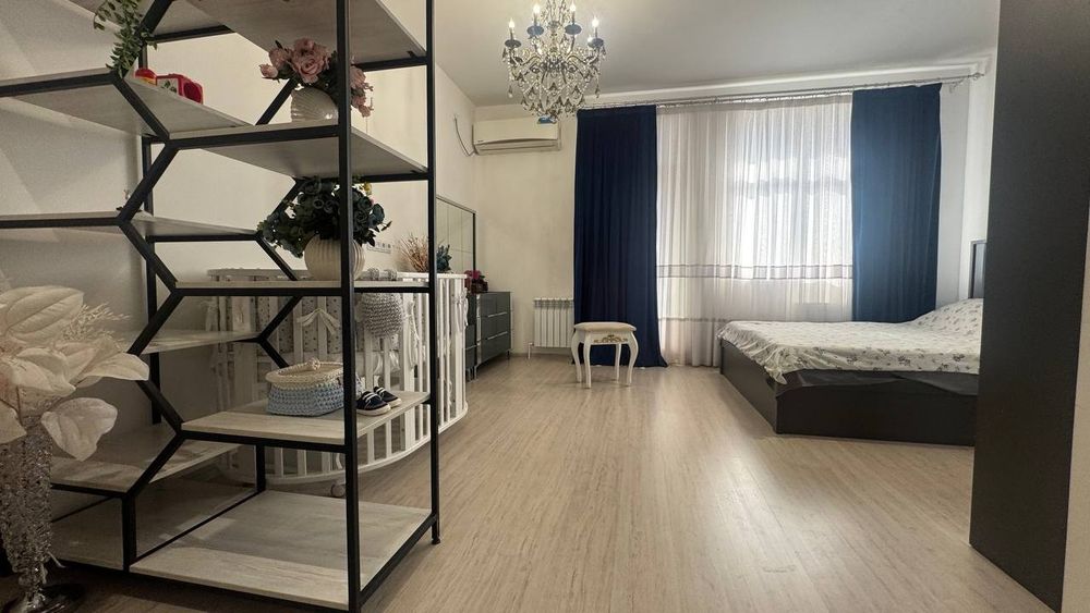 Assolom Sohilda 2 xonalik uy sotiladi.