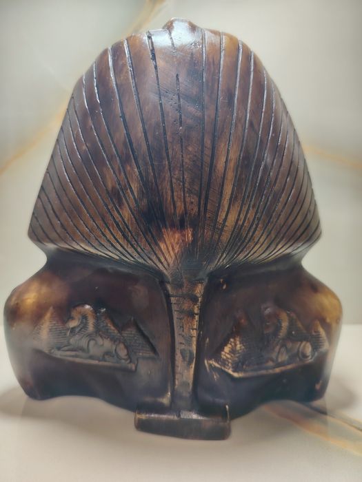 Египетски бюст и статуетка.