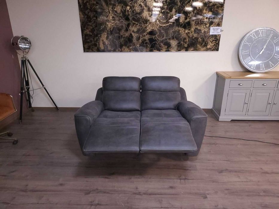 Тъмно сив диван от плат двойка с електрически релаксиращ механизъм