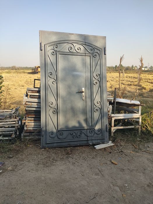 Темир дарвоза срочно сотилади 2 та Бир хил