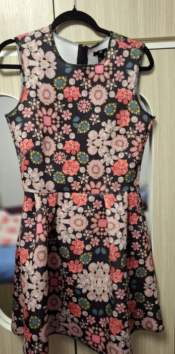 Vând 2 rochii una de seara iar una de zi înflorată din H&M