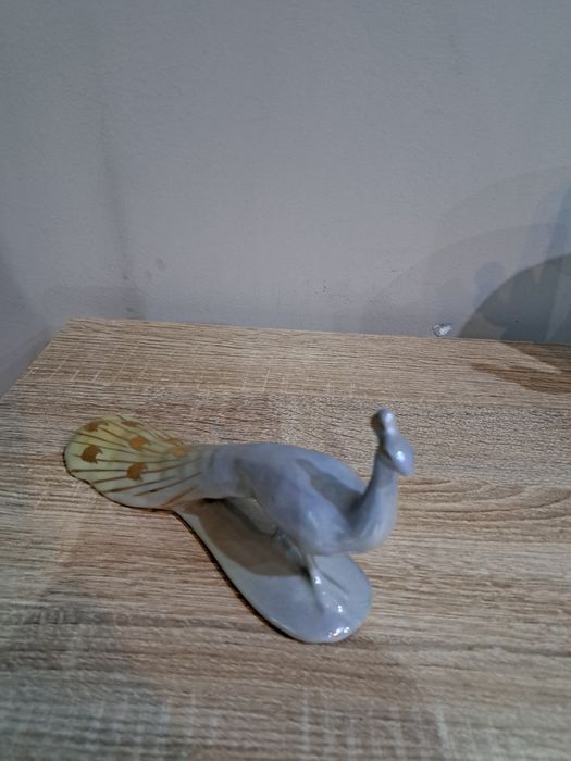 Красив порцеланов паун!