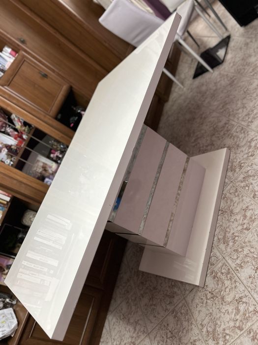 Маса със среден крак