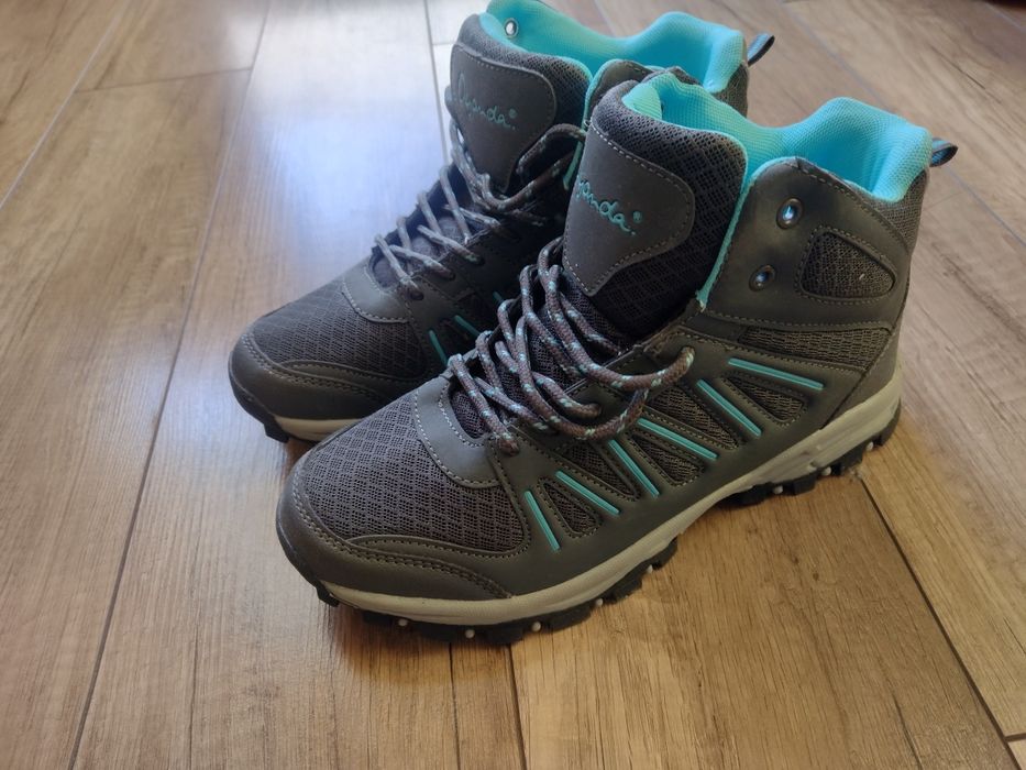 Дамски спортни обувки