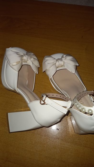 Белые туфельки и бантиком