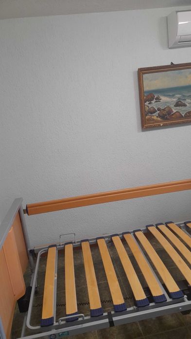 Легло за болни,инвалиди,много удобно за ползване,механично управление