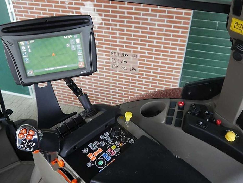 Колесный трактор Case IH Puma 220