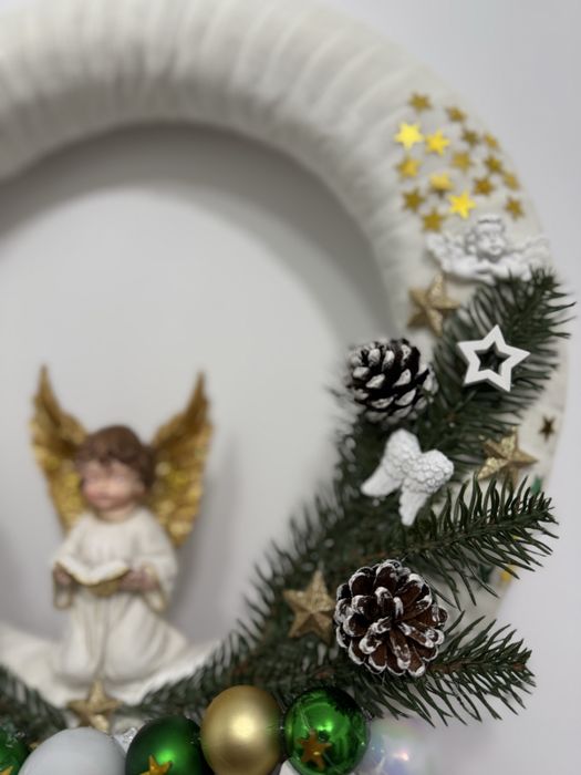 Coronita decorativa de Craciun Hand Made cu catifea alba