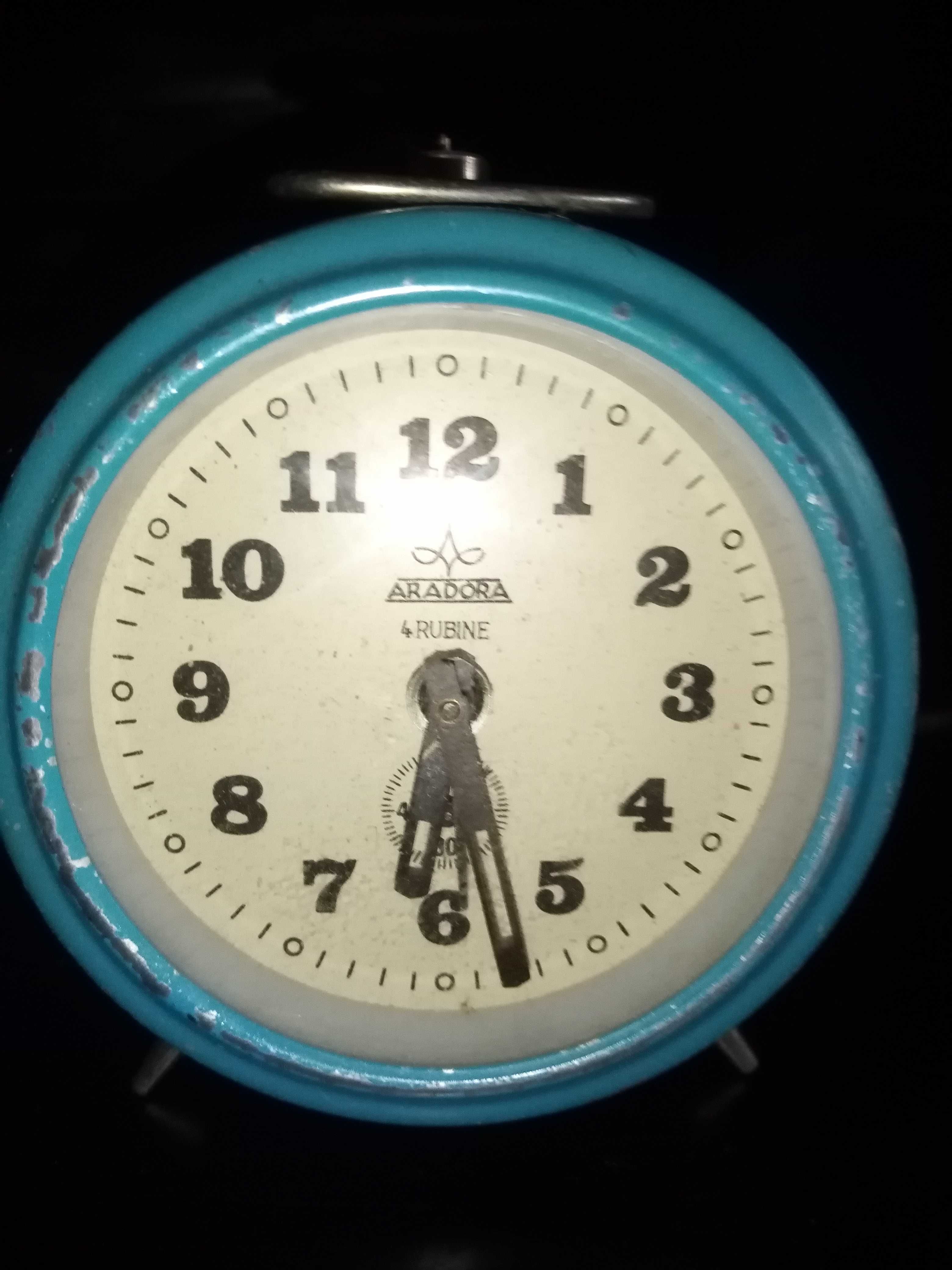 Vând ceas de masa Aradora