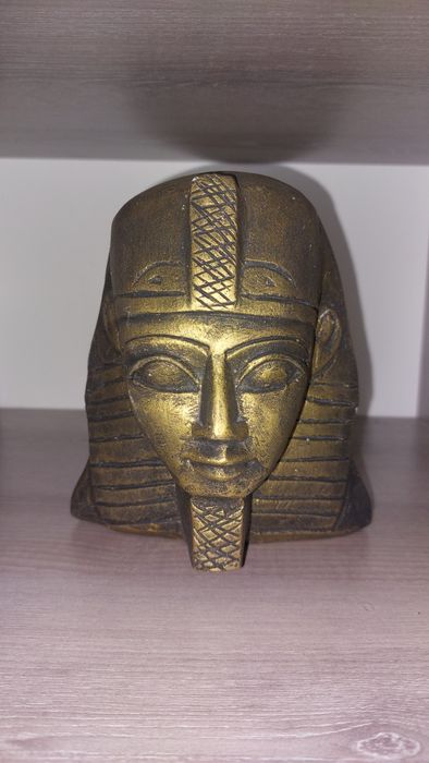 Бюст на египетски фараон. Неизвестен материал. Отлично състояние.