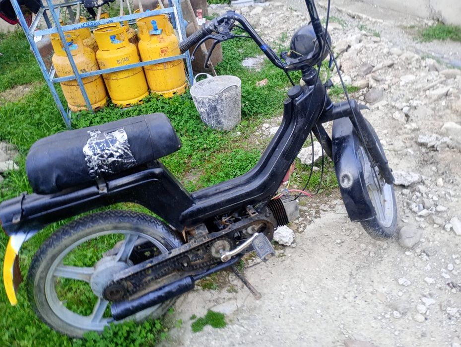 Vând piese moped