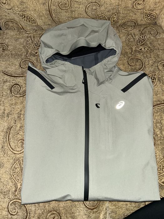 Asics бюстие, чорапи, ветровка, шорти.