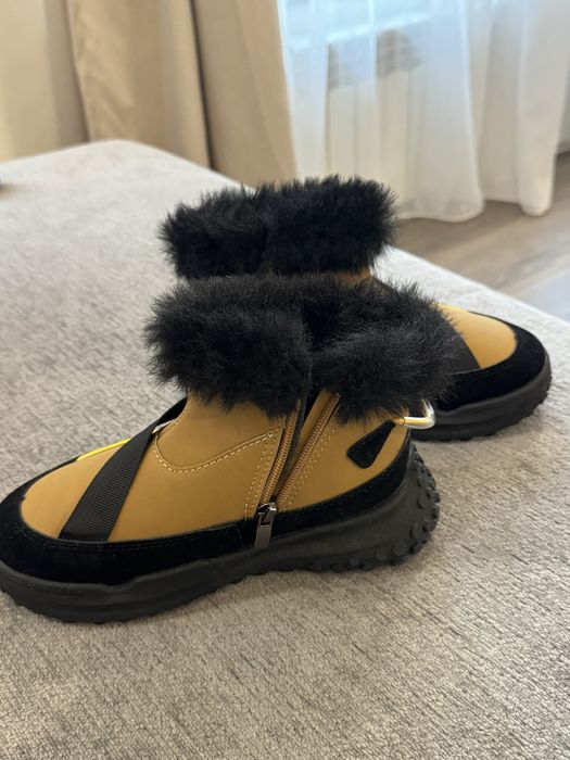 Продам новые детские ботинки