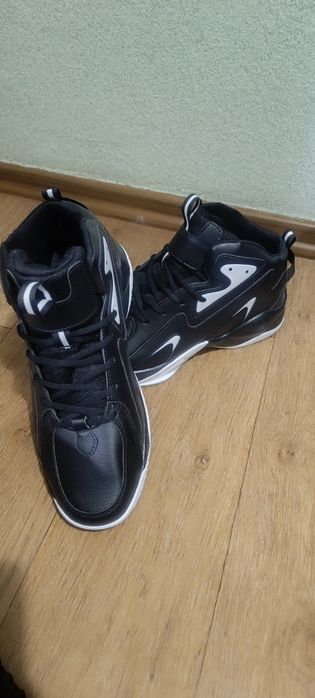 Продам кроссовки размер 47