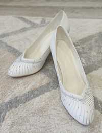 Продам женские белые туфли