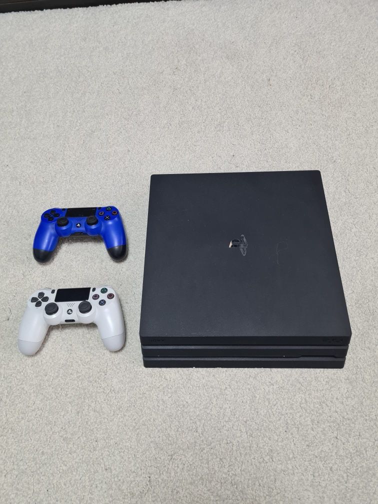 Consola PS4 Pro 1Tb impecabila cu 2 controllere și 1 joc