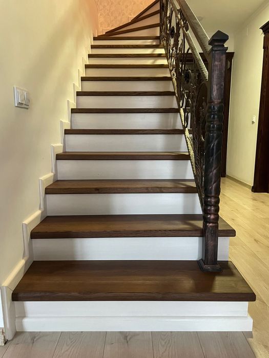 Scari de interior din lemn masiv ( stejar ) si usi interior la comanda