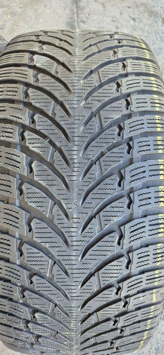 2 anvelope iarna Nokian 275/40/21.Pretul este pe bucata