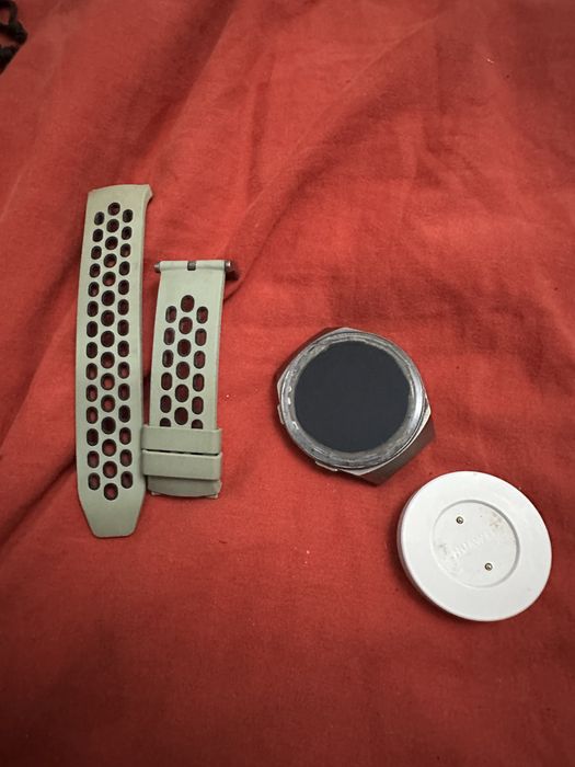 Huawei gt2e defect, se vinde pt piese, incarcator, curea!