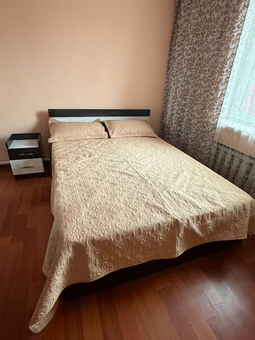 Кровать с матрасом в хорошем состоянии