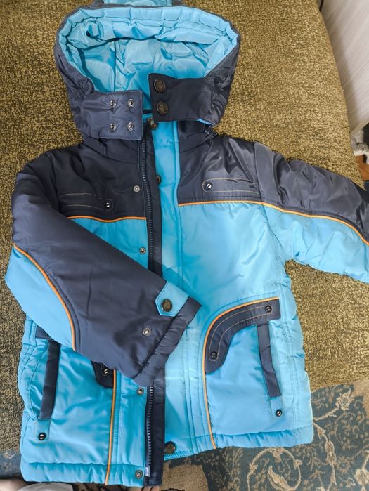 Продам зимнюю куртку. Рост 98 на 5-6 лет
