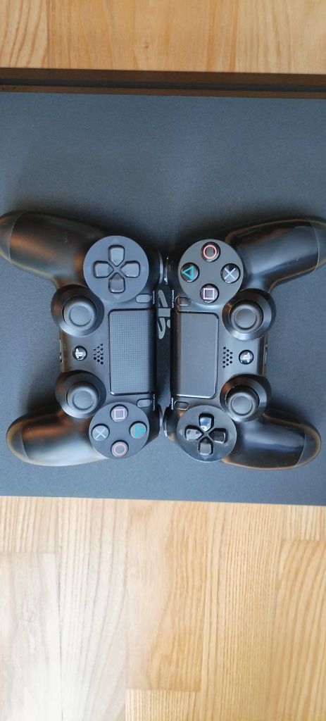 PlayStation 4 Slim 10/10 Doua controlare + FIFA