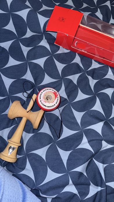 Kendama Krom pop rosu