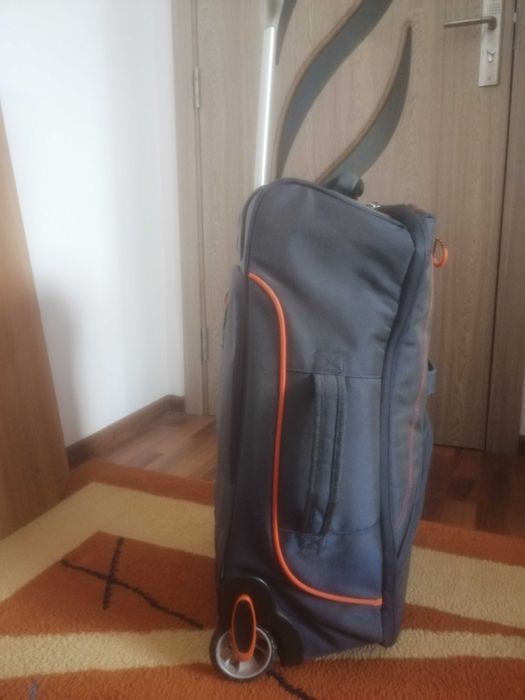 De vânzare :Troler pe 2 roți în stare foarte bună (folosit)