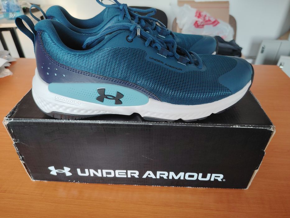 Under Armour Dynamic Select, noi, la cutie
