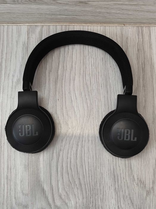 JBL E45BT безжични слушалки