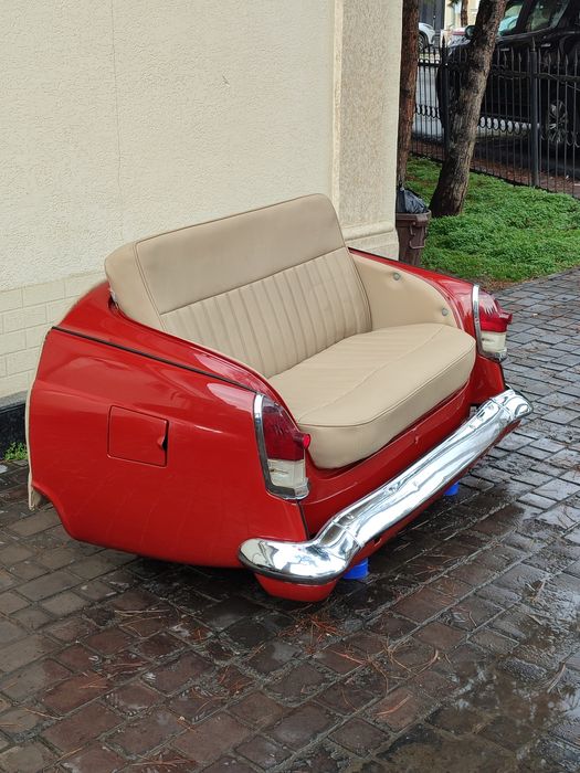 Диван выполнен в стиле Олд таймер