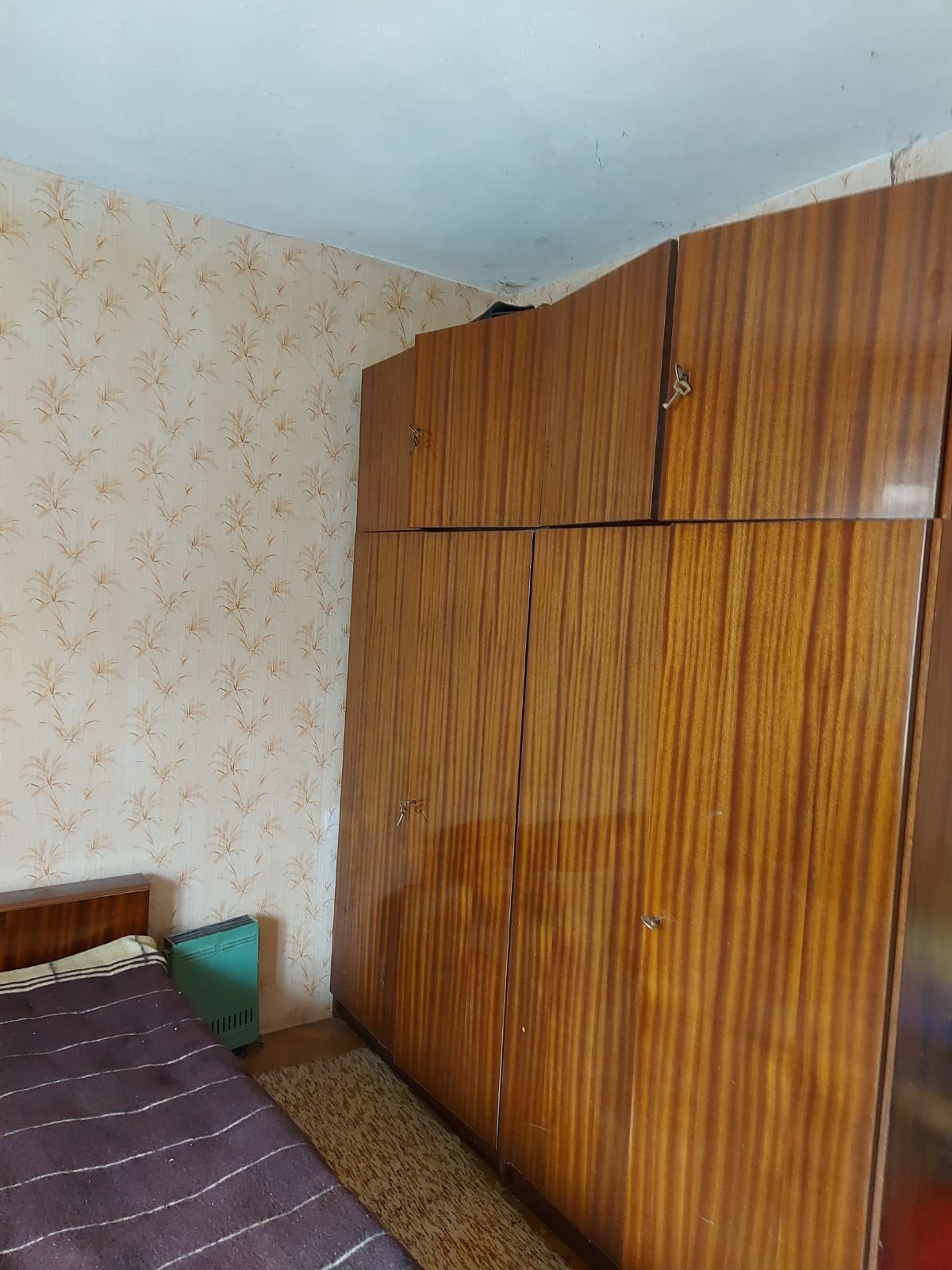 Двуетажна къща с 3500 кв. м. земя