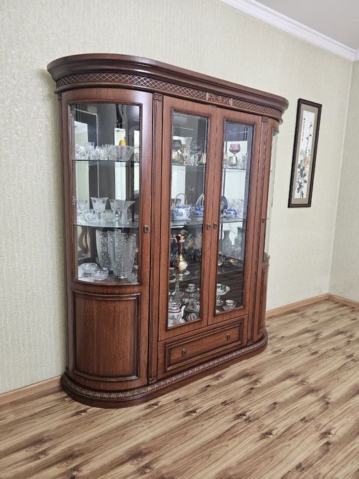 Шкаф для посуды в гостиную