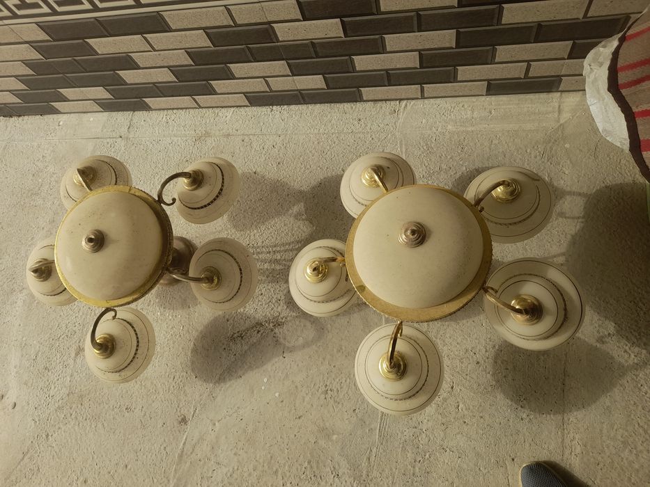 Отдам даром две люстры