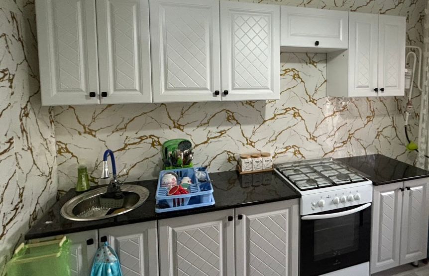 Продаётся стол,газ,кух.гарнитур