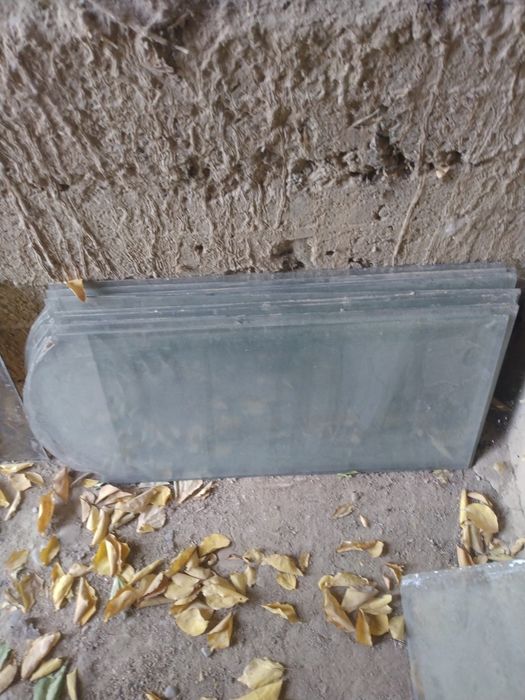 Oyna lar bor  steklo