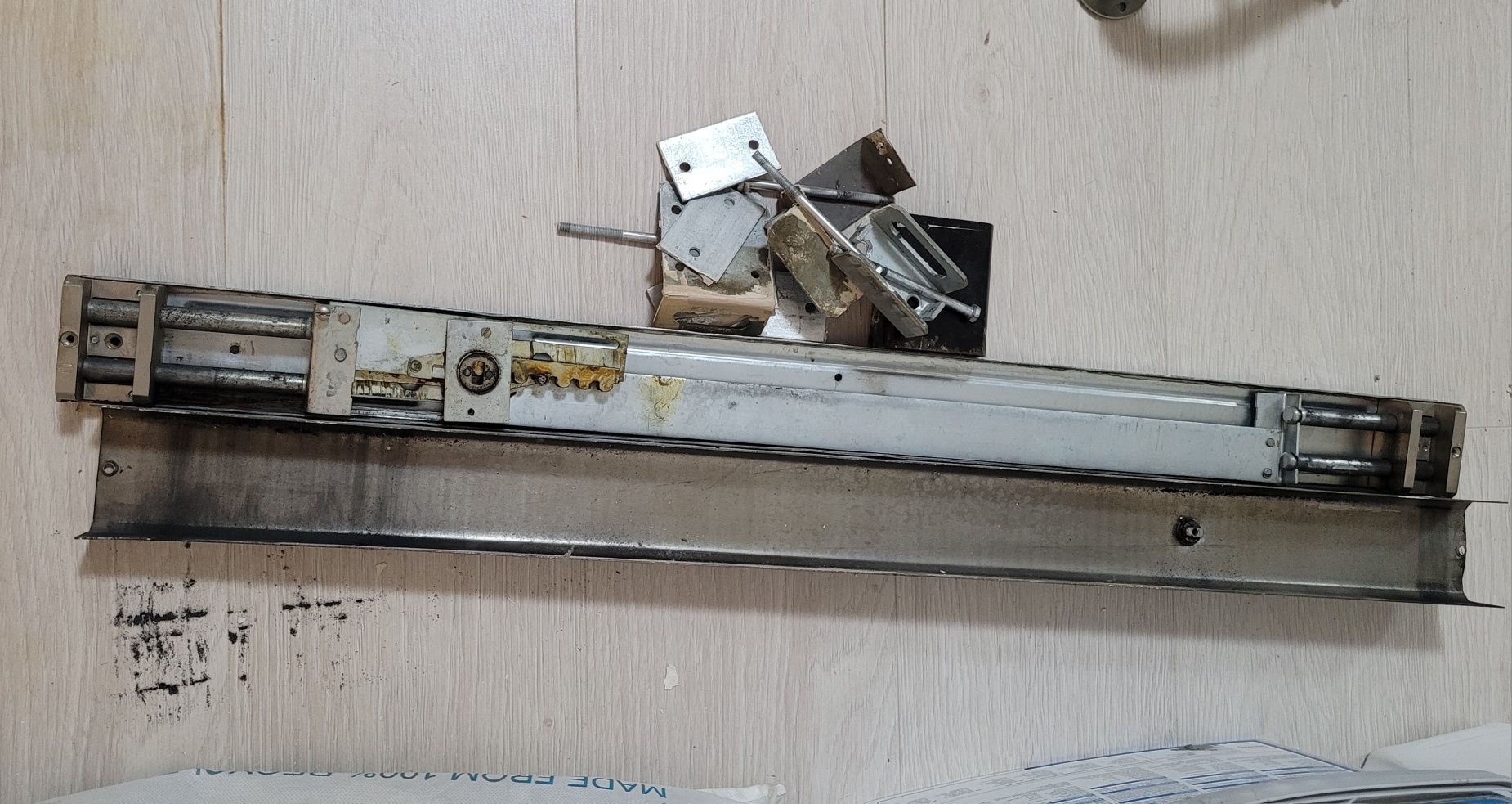 Резе с шишове за врата 80см