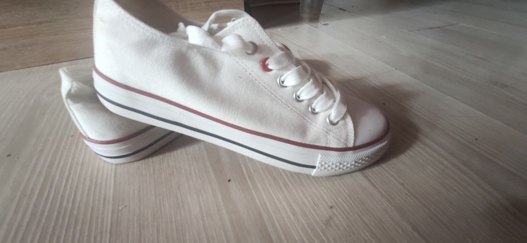 Vand tenis noi ,comozi