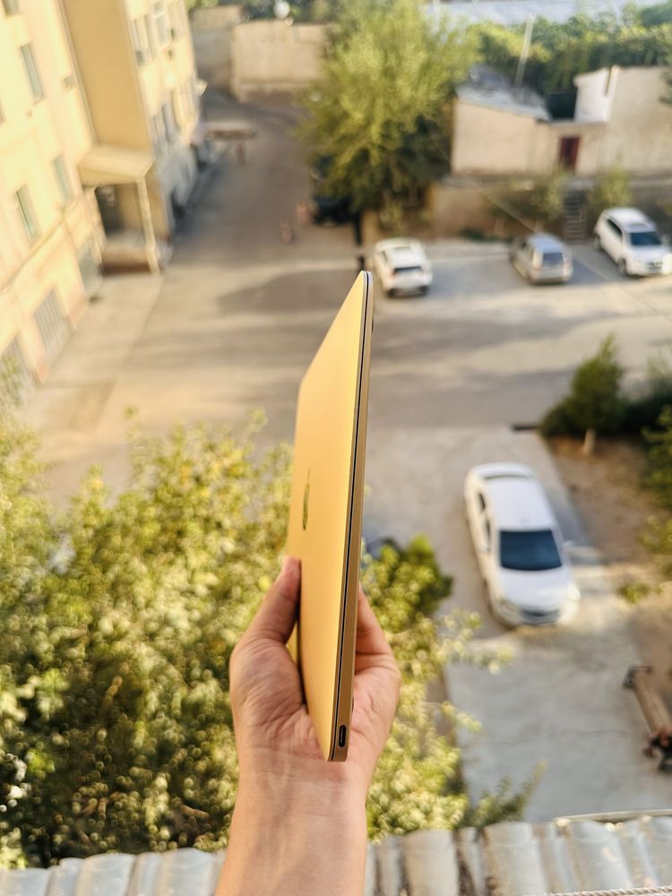Macbook holati ideal kam ishlagan sotiladi