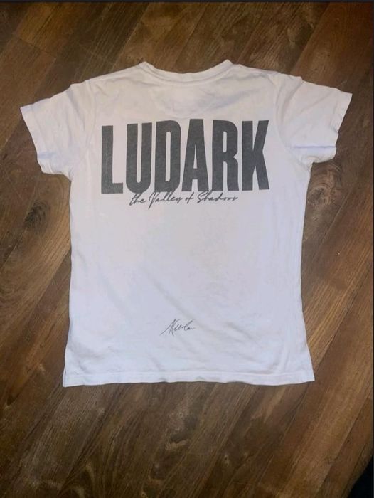 Тениска и суичър на луда