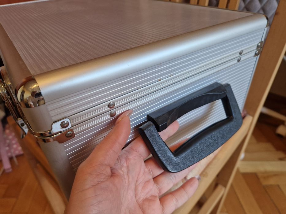 Куфар, с място за 510 диска