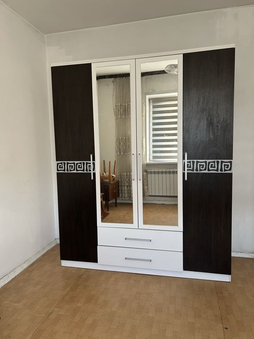 Шкаф с зеркальными дверцами