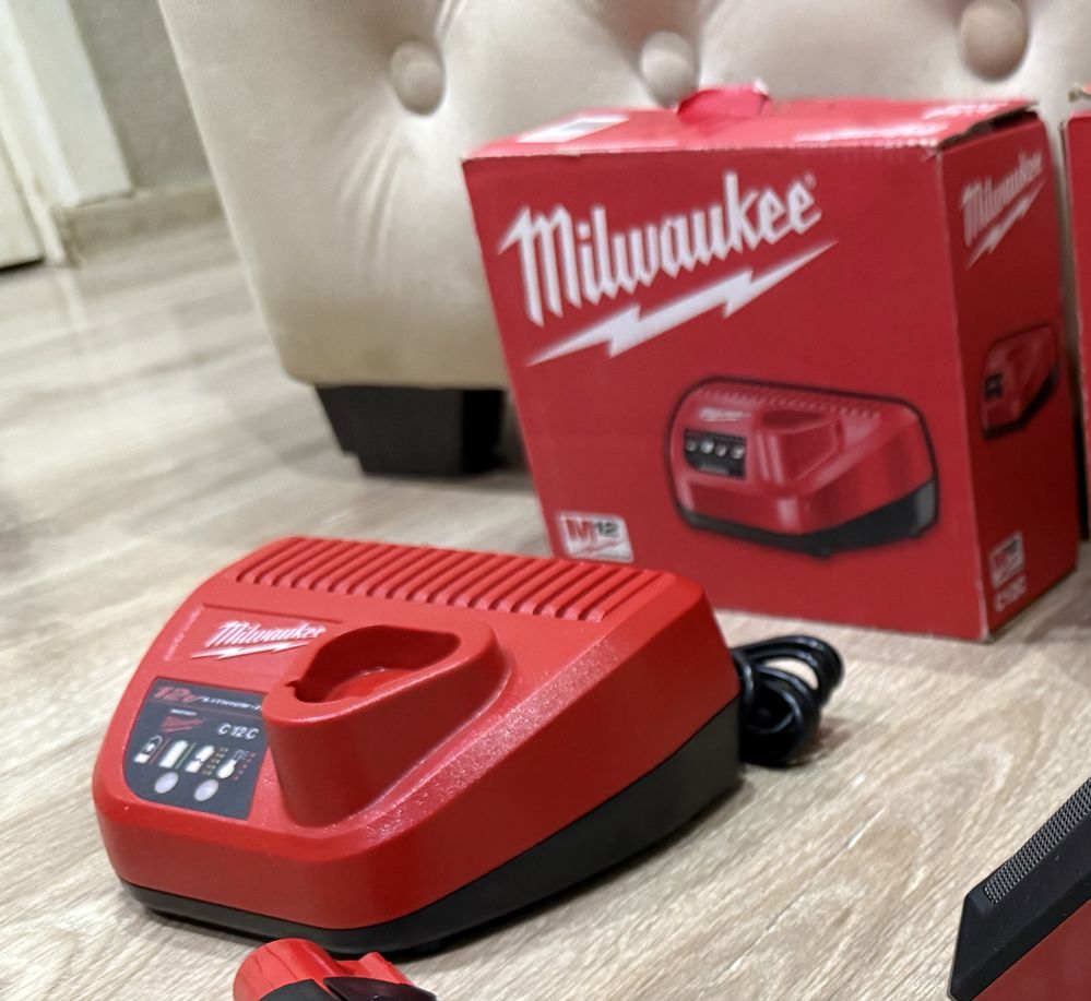 * Milwaukee зарядное устройство новое оригинал!