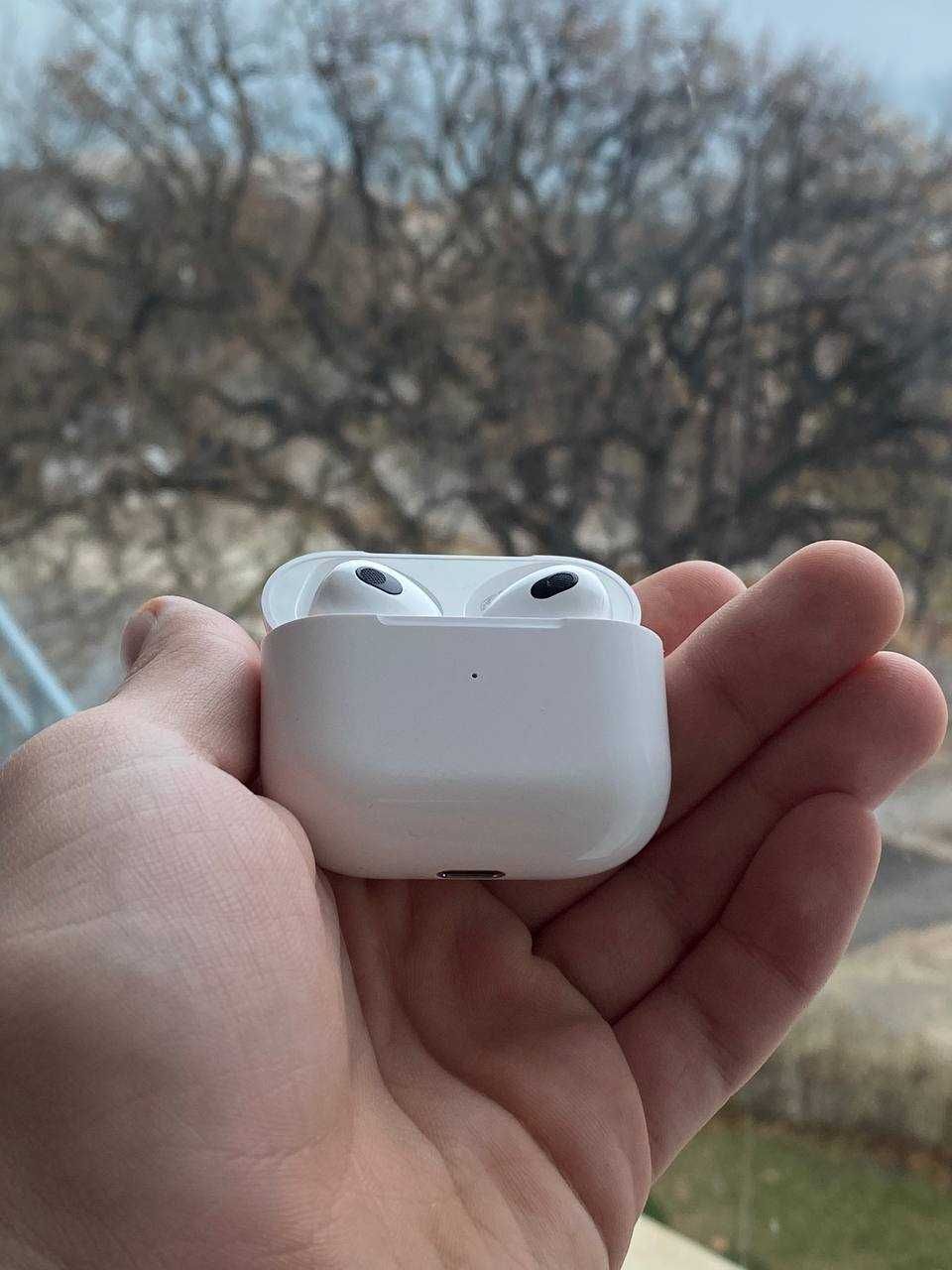 Продавам слушалки AirPods 3, в много добро състояние.