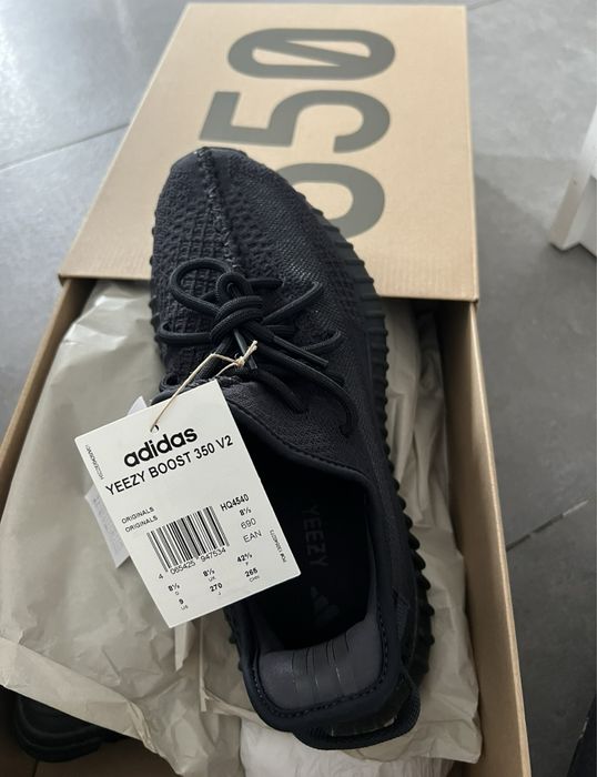 Adidasi noi cu eticheta