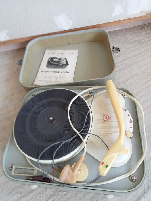 Vand  aparatura audio  radio casetofon si gramofon