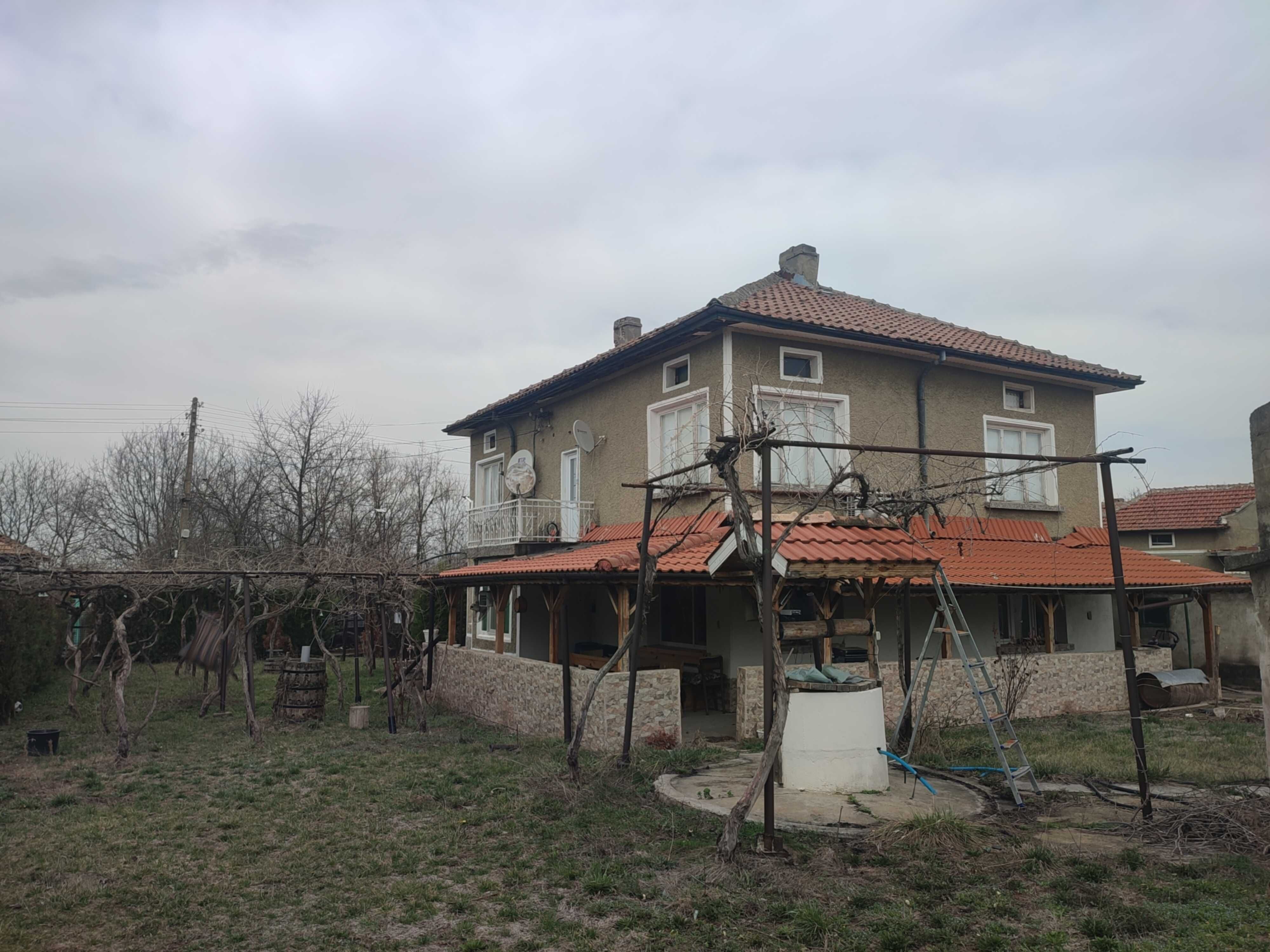 Двуетажна тухлена къща