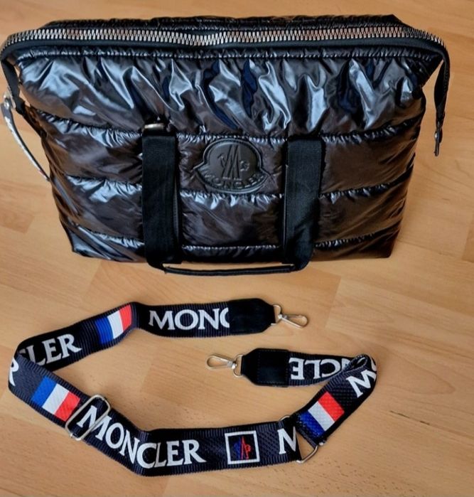 Geanta Moncler,material textil impermeabil,curea detasabila, Italia