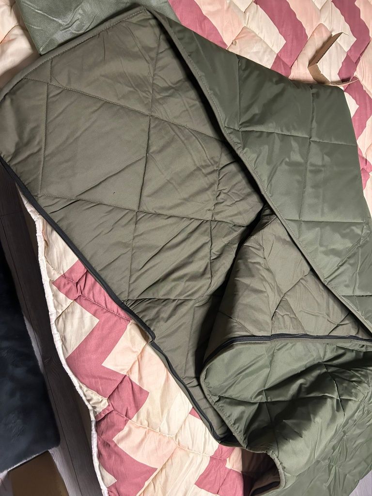 Saci de dormit,când se desfac au 160/200 cm.
