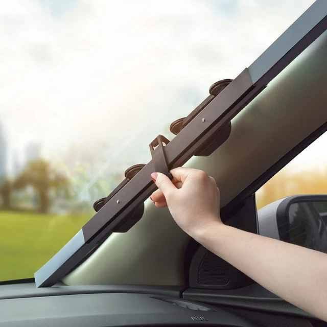 Moshina oldi oynasi uchun quyoshdan himoyalovchi parda